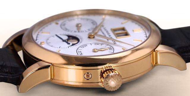 朗·赫纳手表的表带如何进行保养？