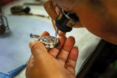 朗·赫纳表盘有划痕解决方法（轻松修复爱表的小技巧）