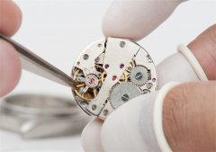 朗·赫纳表把怎么拔出来（手表保养的实用技巧）